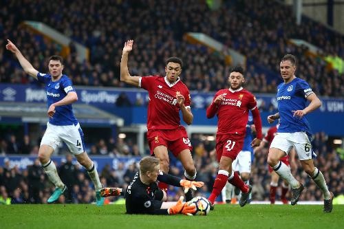 Everton vs Liverpool (0-0): Rooney tức giận khi phải rời sân