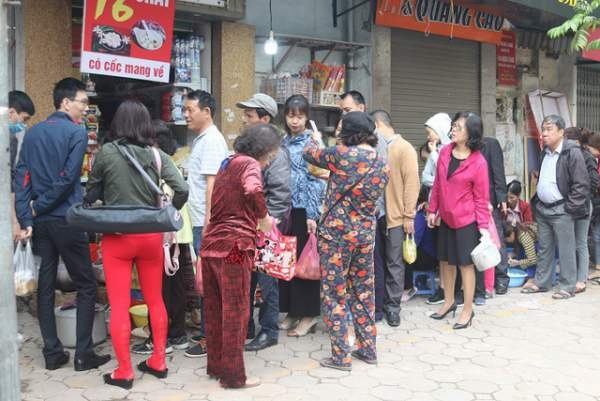 Người Hà Nội xếp hàng dài mua bánh trôi, bánh chay ăn tết Hàn thực