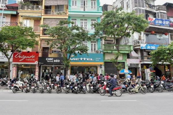 Hà Nội: Người dân xếp hàng đợi chụp ảnh "chính chủ" thuê bao di động