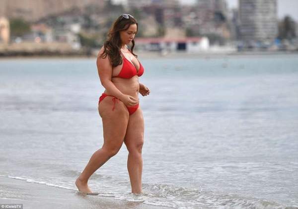 Ngôi sao người Anh tự tin diện bikini sau hành trình giảm cân vất vả