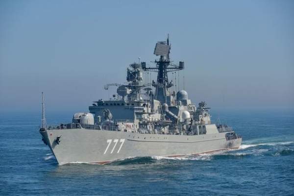 Tàu Hải quân Anh bám sát tàu chiến Nga qua eo biển