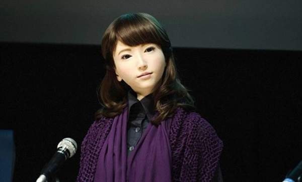 Cận cảnh robot phát thanh viên truyền hình xinh đẹp Nhật Bản