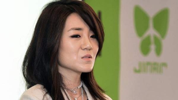 Con gái Chủ tịch Korean Air từ chức vì hất nước vào mặt nhân viên