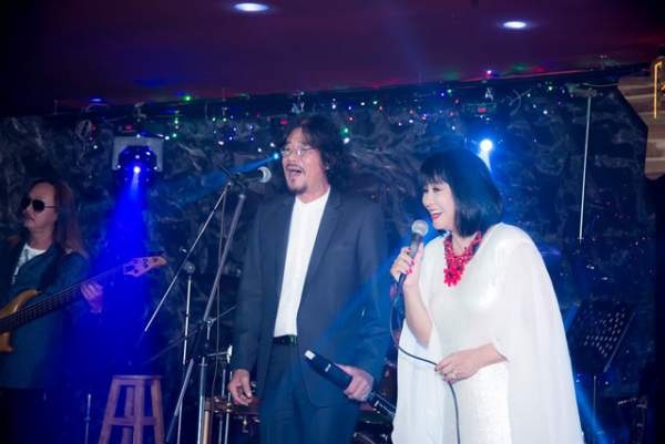 Ca sĩ Kasim Hoàng Vũ tổ chức minishow cùng vợ chồng Cẩm Vân – Khắc Triệu