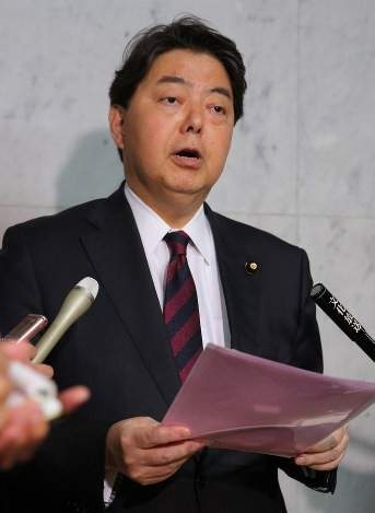 Bộ trưởng Giáo dục Nhật Bản xin lỗi vì dùng xe công tới phòng tập yoga