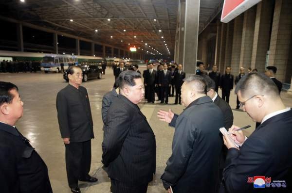 Ông Kim Jong-un đưa tiễn đoàn tàu chở thi thể các nạn nhân Trung Quốc