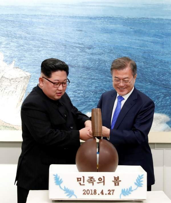 Lãnh đạo Hàn - Triều cầm búa đập vỡ vỏ bánh