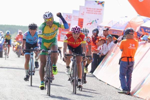 Nguyễn Vũ Linh cán đích đầu tiên tại Đất Mũi, giải xe đạp xuyên Việt 2018