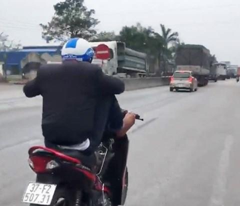 Clip: Nam thanh niên vừa lái xe máy bằng 2 chân vừa xem điện thoại trên QL.1A ở Nghệ An