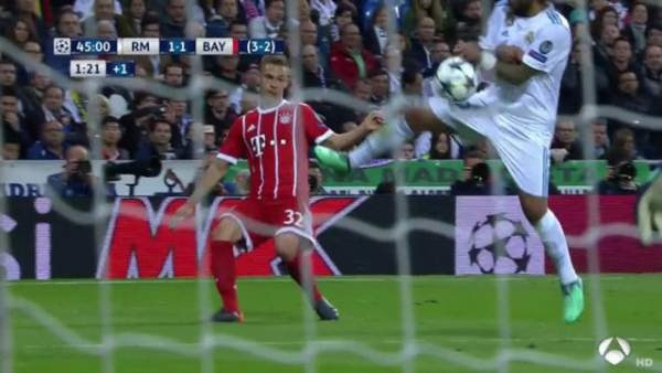 Trọng tài “giúp” Real Madrid thoát hai quả phạt đền trước Bayern Munich