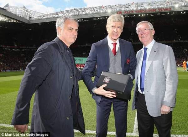 Sir Alex Ferguson xuống sân, trao quà chia tay Wenger