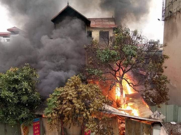 Lửa cháy ngùn ngụt tại căn nhà dưới chân cầu Vĩnh Tuy lúc sáng sớm, một cụ bà tử vong