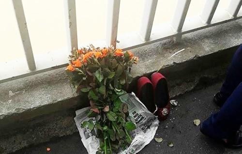 Cô gái để lại bó hoa hồng và đôi giày ở giữa cầu Thăng Long rồi nhảy xuống tự tử