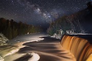 Đoạn timelapse ngoạn mục về hình ảnh dải ngân hà bên dòng thác Tahquamenon