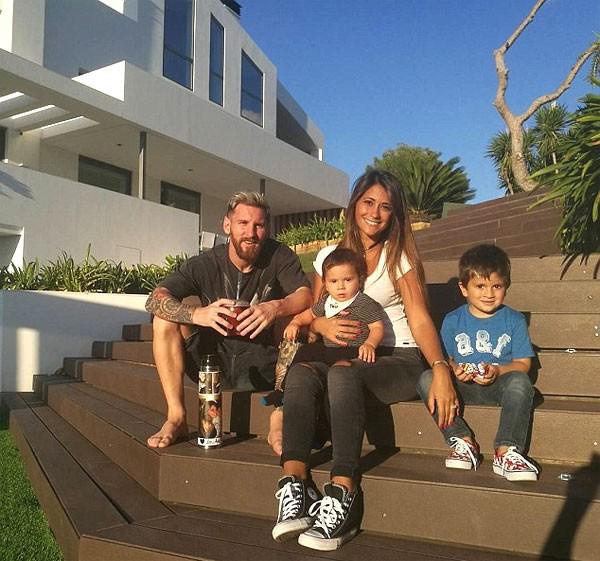 Không ngờ Lionel Messi đang sở hữu căn nhà "khủng" 1200m² có hình y hệt sân bóng