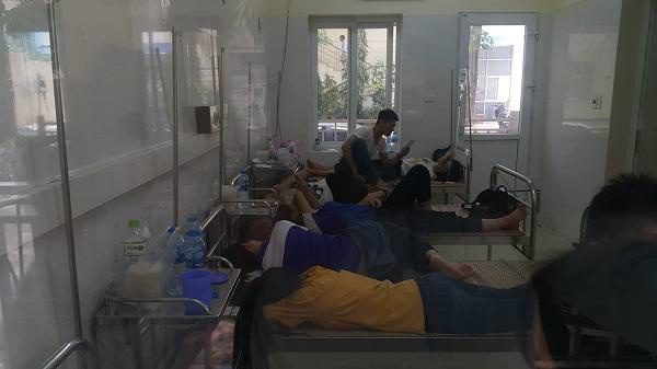 Hà Nội: Sau bữa trưa, hàng trăm học viên đau bụng đến mức phải nhập viện cấp cứu