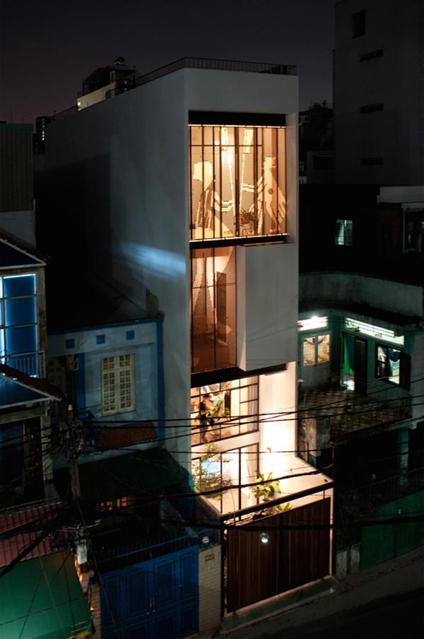 Căn nhà "đèn lồng” đẹp rụng rời giữa lòng Sài Gòn đập tan mọi định kiến về nhà ống