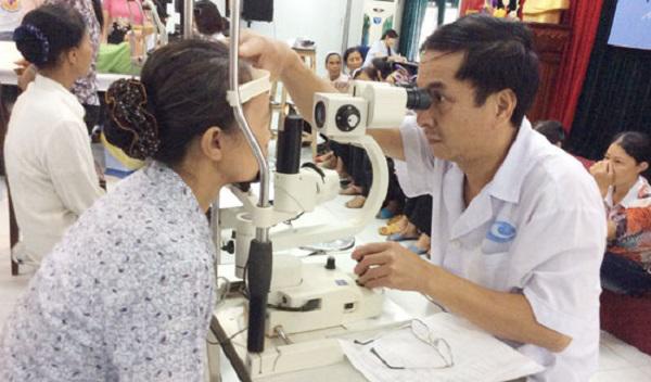 Người phụ nữ suýt mù vì đắp lá chữa đau mắt, BS cảnh báo những phương pháp cực nguy hiểm