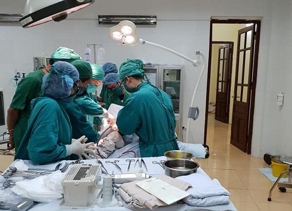 Lần đầu tiên bệnh viện tuyến huyện phẫu thuật, cứu sống bệnh nhân 103 tuổi bị gãy xương đùi
