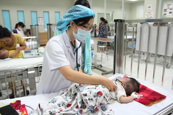 Bé gái 17 tháng tuổi nhập viện nguy kịch vì mẹ nhất quyết không tiêm vắc xin phòng bệnh sởi