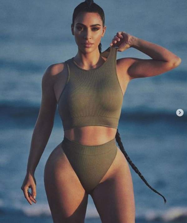 Kim Kardashian lại khoe dáng để quảng cáo quần áo