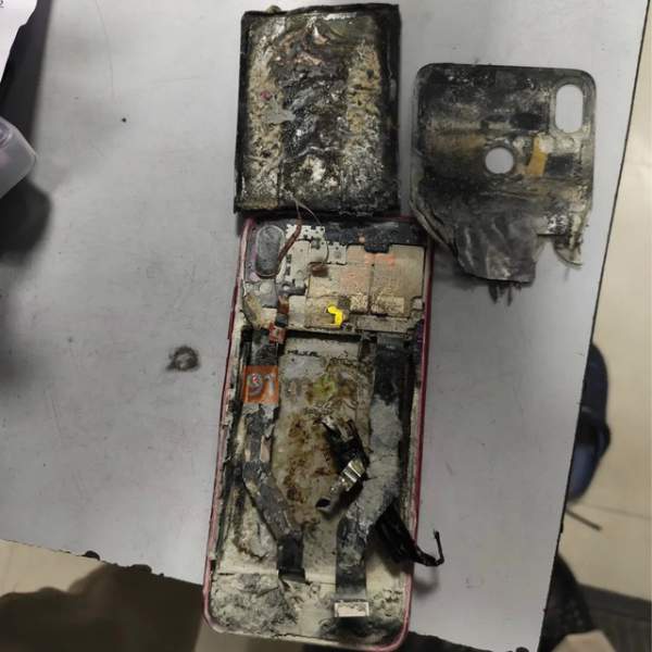 Smartphone bất ngờ bốc cháy và phát nổ khi nằm trong túi quần