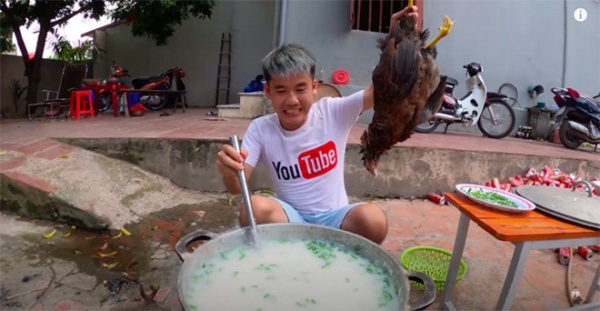Tin tức 24h: Con trai bà Tân Vlog nấu cháo bằng gà còn nguyên lông, CĐM chỉ trích gay gắt