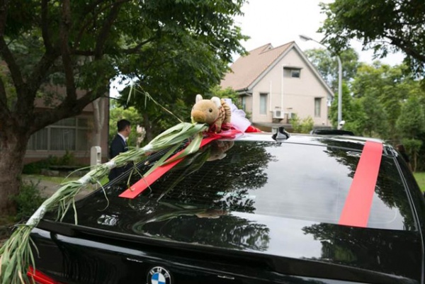 Cô dâu buộc vật lạ lên nóc xe hoa để lấy may, ai nhìn vào cũng bật cười