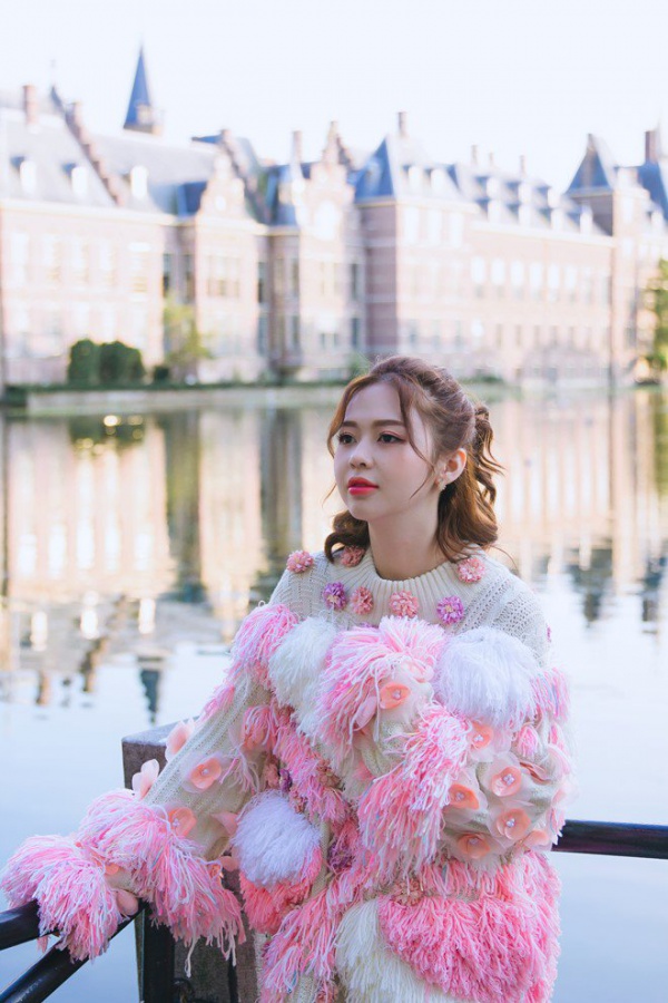 Liz Kim Cương một mình kéo vali đi khắp châu Âu trong MV mới với Trịnh Thăng Bình