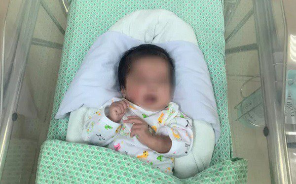 Người phát hiện em bé 31 tuần trong túi nilon ở vệ đường: "Thấy con tôi ôm luôn vào lòng"