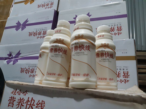 Hà Nội: Phát hiện 10 nghìn chai sữa chua không có nguồn gốc chuẩn bị đưa đi tiêu thụ