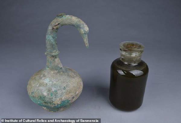 Trung Quốc Xác định được chất lỏng bí ẩn trong chiếc bình 2.000 năm tìm thấy ở mộ cổ