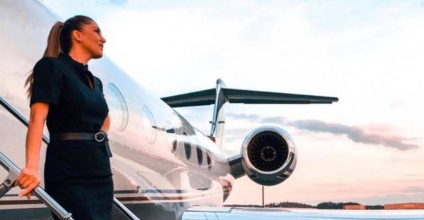 Nữ tiếp viên hàng không trên những chuyến bay siêu VIP tiết lộ góc khuất ít ai biết