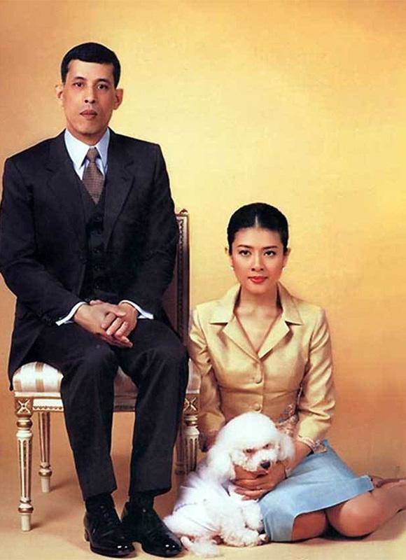 Vua Thái Lan không cho con trai một xu dù Hoàng tử đang bị lưu đày và mắc bệnh