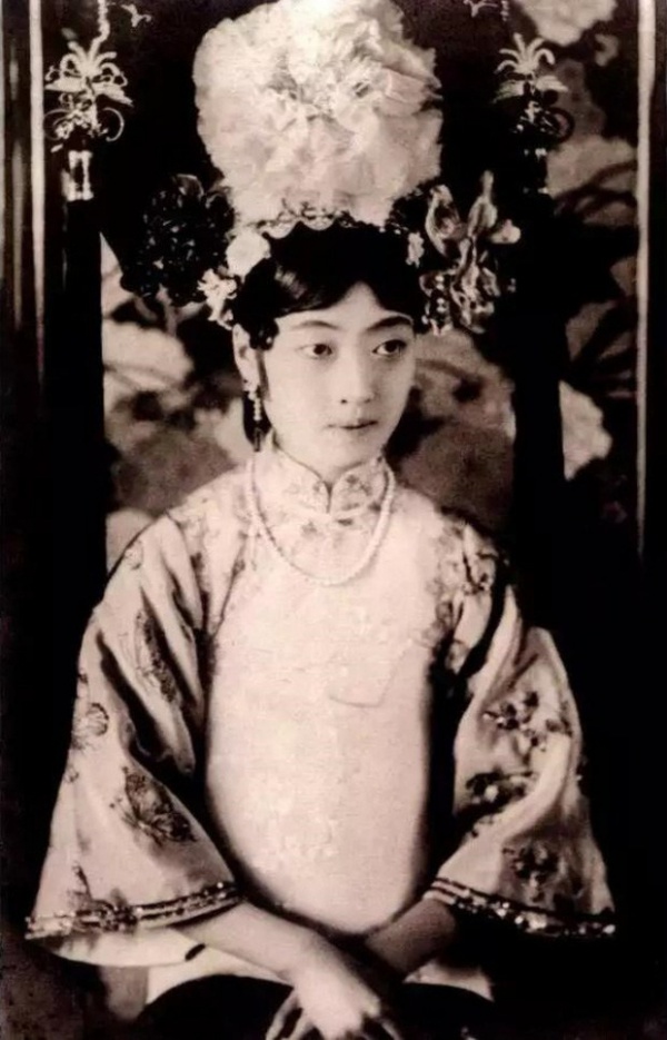 Hoàng hậu Trung Hoa cuối cùng nghiện khỏa thân, thích tắm kiểu lạ và cuộc đời đầy bi kịch
