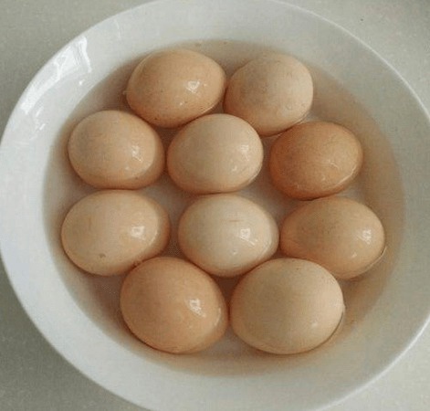 Luộc trứng, đừng cho thẳng vào nồi, thêm một bước nữa trứng không nứt còn tự động bong vỏ