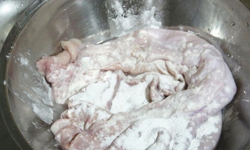 Rửa dạ dày lợn đừng chỉ dùng muối, thêm nguyên liệu này sạch, trắng giòn ngay tức khắc