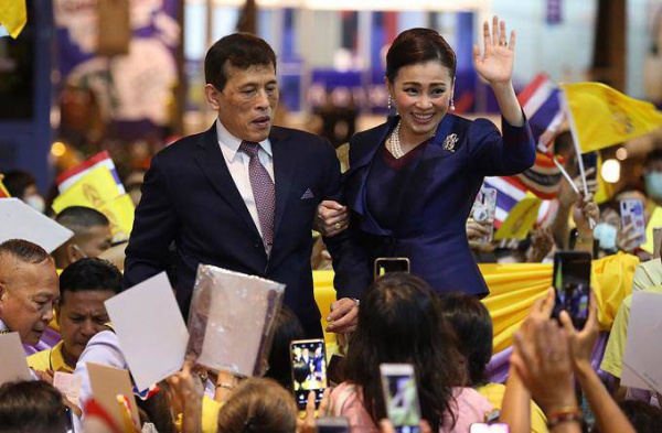 Hình ảnh mới nhất của Vua Thái Lan và Hoàng hậu: Tình cảm vợ chồng gắn bó khăng khít