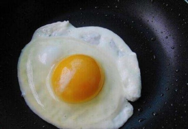 Ốp trứng dùng dầu nóng hay lạnh đều sai, đầu bếp mách cách khiến trứng ngon, tròn trịa