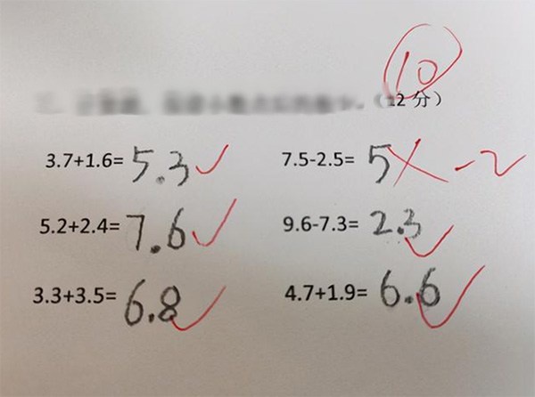 Bài toán "7,5 - 2,5 =5" bị gạch sai, mẹ giận dữ hỏi cô giáo và cái kết ngượng ngùng