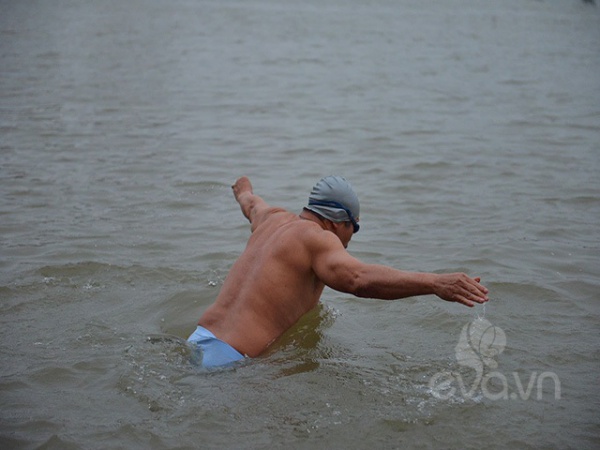 Bất chấp thời tiết lạnh thấu xương, nhiều người không mảnh vải che thân ngụp lặn giữa sông Hồng