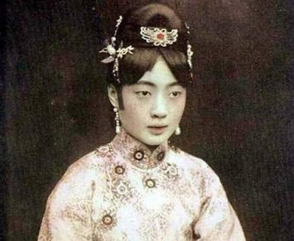 Hoàng hậu cuối cùng của Trung Quốc: Bị chồng ghẻ lạnh, nghiện khỏa thân, chết trong cô độc
