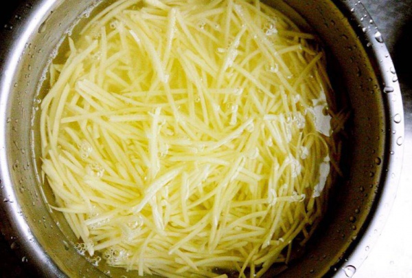 Xào khoai tây có cần chần trước, nhiều người làm sai nên khoai bở nát và dính bết