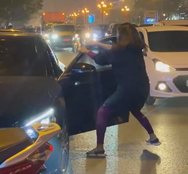Vợ chặn xe giữa phố Hà Nội quát "Đồ cướp chồng của bạn", diễn biến sau đó đầy bất ngờ