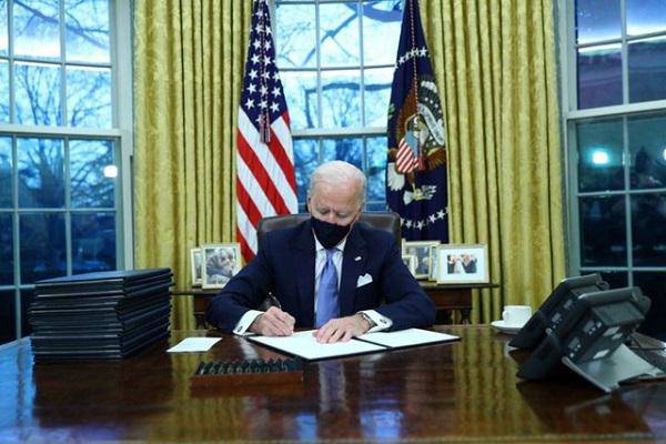 Ông Biden ký loạt sắc lệnh mới đảo ngược các chính sách của ông Trump ngay sau khi nhậm chức