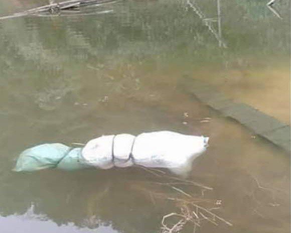 Nóng: Phát hiện thi thể phụ nữ bị buộc chặt trong bao tải dưới hồ