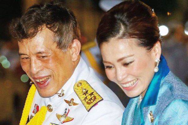 Sự vắng bóng lạ kỳ của Hoàng hậu Thái Lan giữa lúc Hoàng quý phi được phong hậu