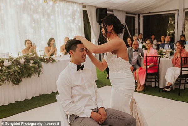 Cô dâu chú rể bất ngờ cạo trọc đầu trong đám cưới, nguyên nhân cảm động đến từ mẹ vợ