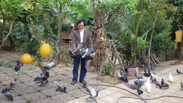 Mua nhà cách Hà Nội 30km nghỉ ngơi, nghệ sĩ Giang Còi Tết đội nón ra vườn nhặt cỏ