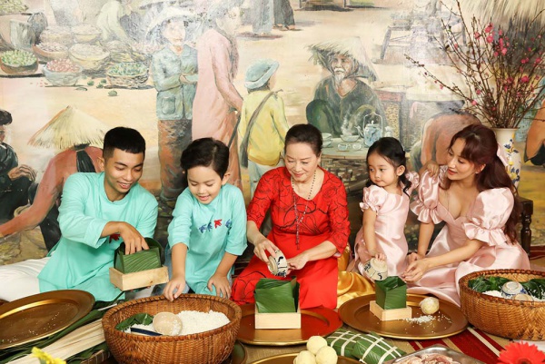 Vợ chồng Khánh Thi huỷ chuyến du lịch xuyên Việt để ở nhà đón Tết